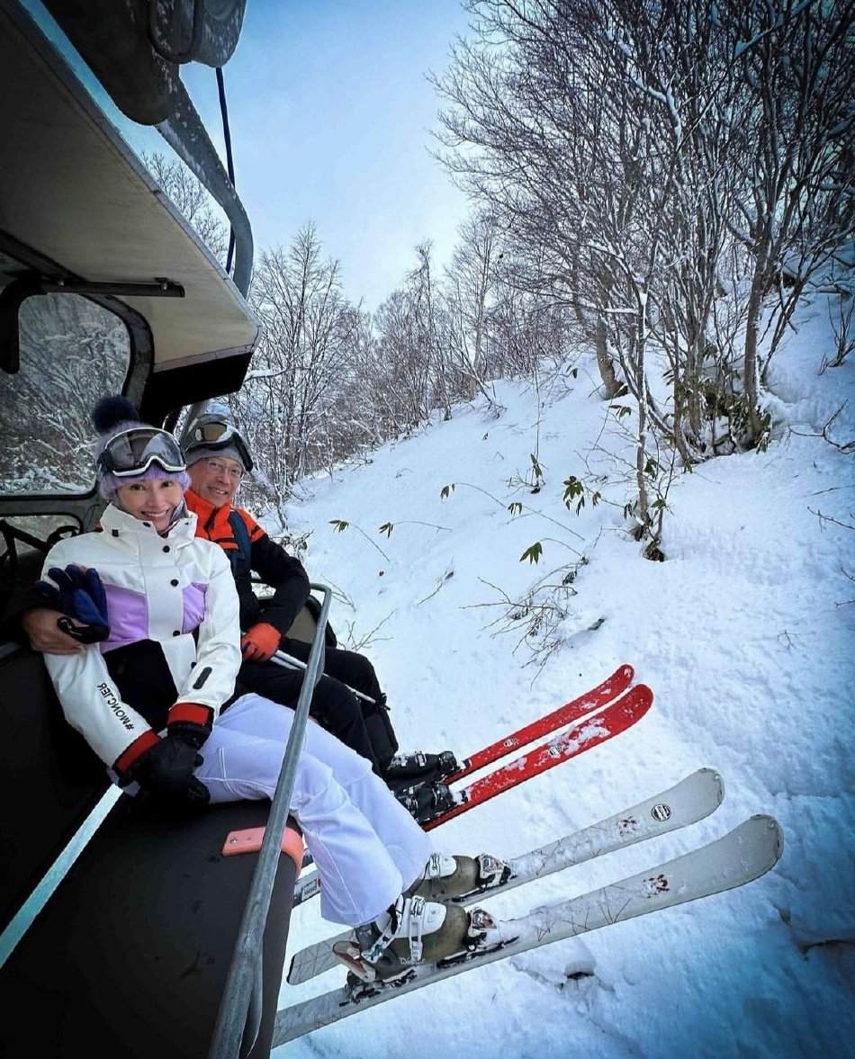 情人节李嘉欣晒与许晋亨滑雪照 鲜花满桌超甜蜜封面图