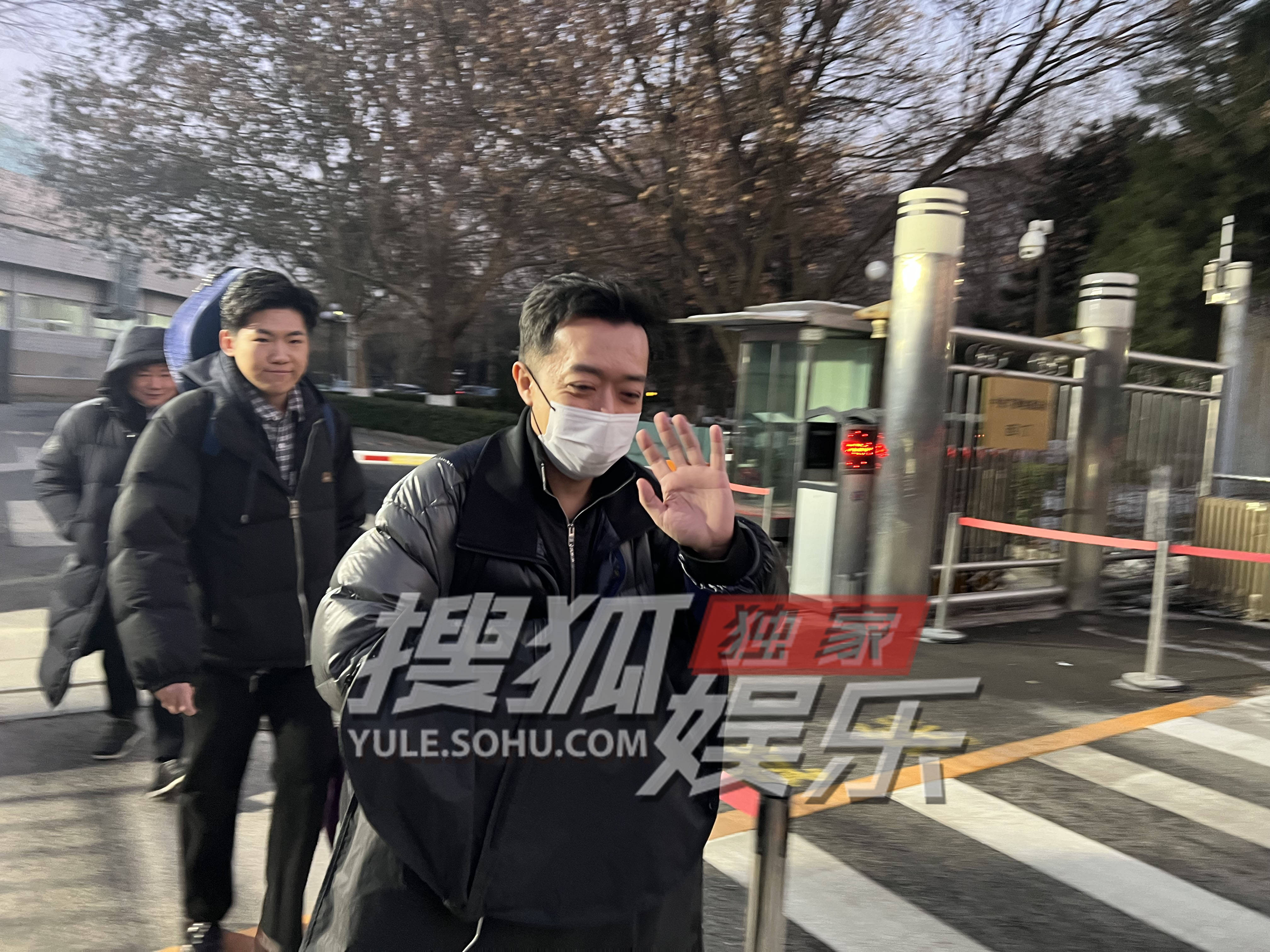 李菁现身为央视春晚节目做准备 微笑与众人挥手道别封面图