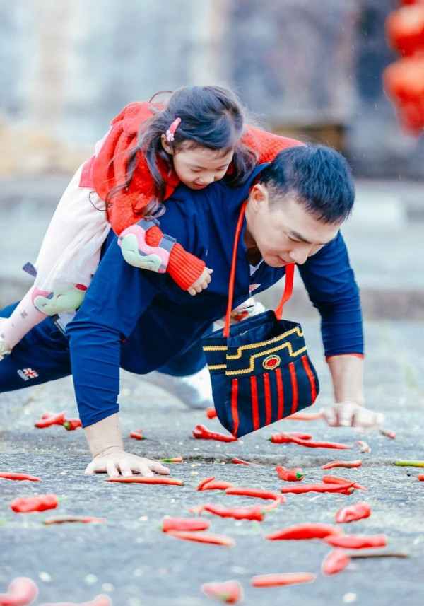 刘畊宏伏地挺身秀肌肉 小泡芙化身神力女超人封面图